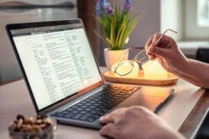 Protégez Votre Business en Ligne : Clés Juridiques pour Vendre Vos Produits Numériques en 2025 : Image - Document juridique