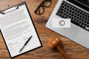 Protégez Votre Business en Ligne : Clés Juridiques pour Vendre Vos Produits Numériques en 2025 : Image - Statut juridique